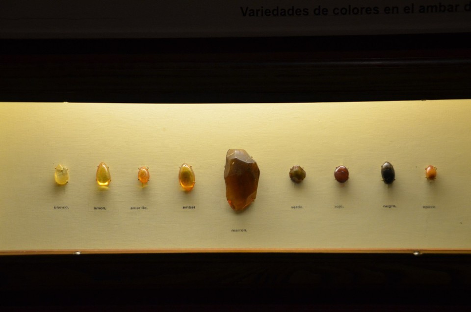 Dominikanische Republik - Puerto Plata - am Berbsteinmuseum: verschidde faarwige Bernstein