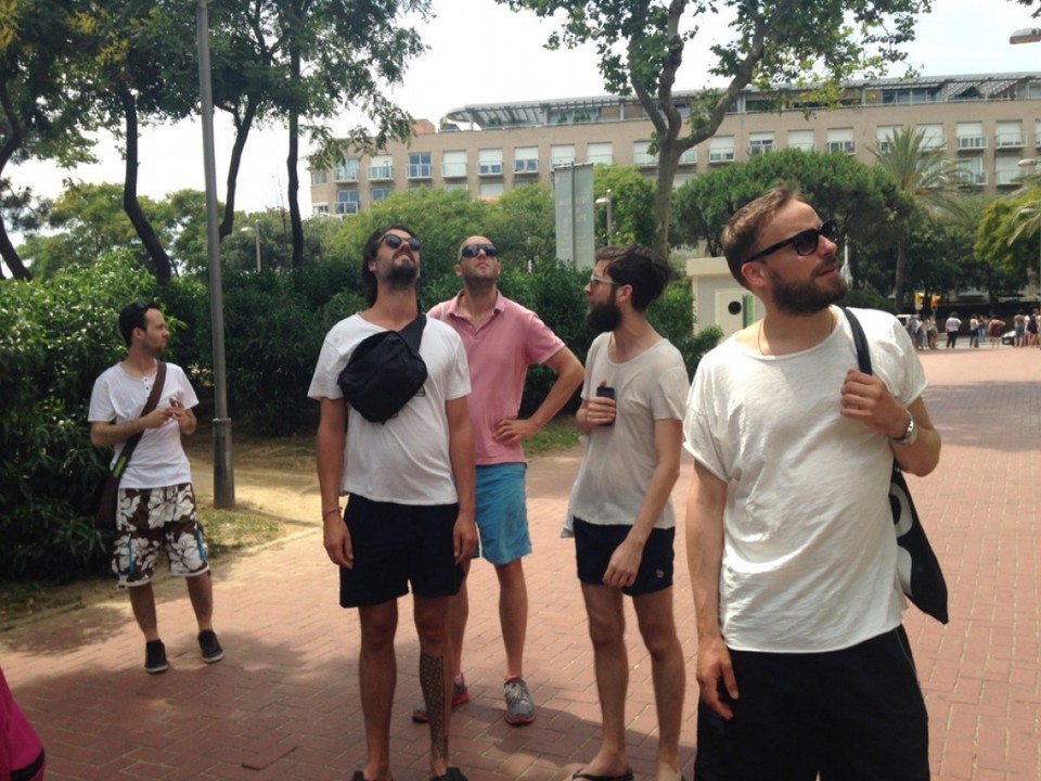 Spanien - Barcelona - Boys watching things
