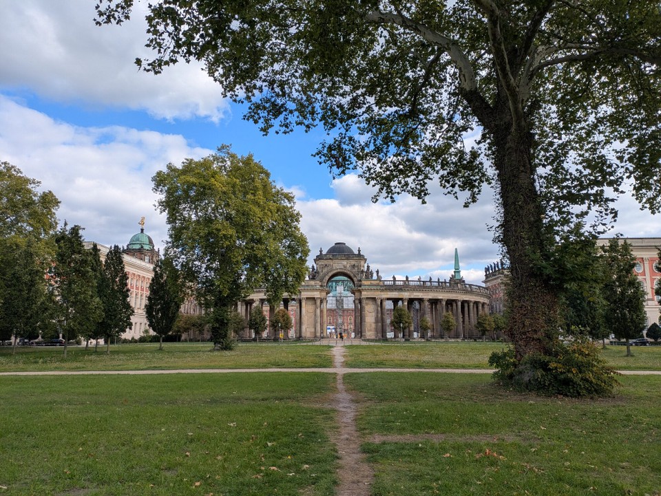 Deutschland - Berlin - Zurück auf die Strecke: Nach ca. 2,5 km Auffahrtsallee, (zugewuchert) erreichen wir die Rückseite von Sanssouci. Allerdings umrunden wir das gesamte Gelände großräumig. Wir sind ja schließlich nicht auf Schlössertour.