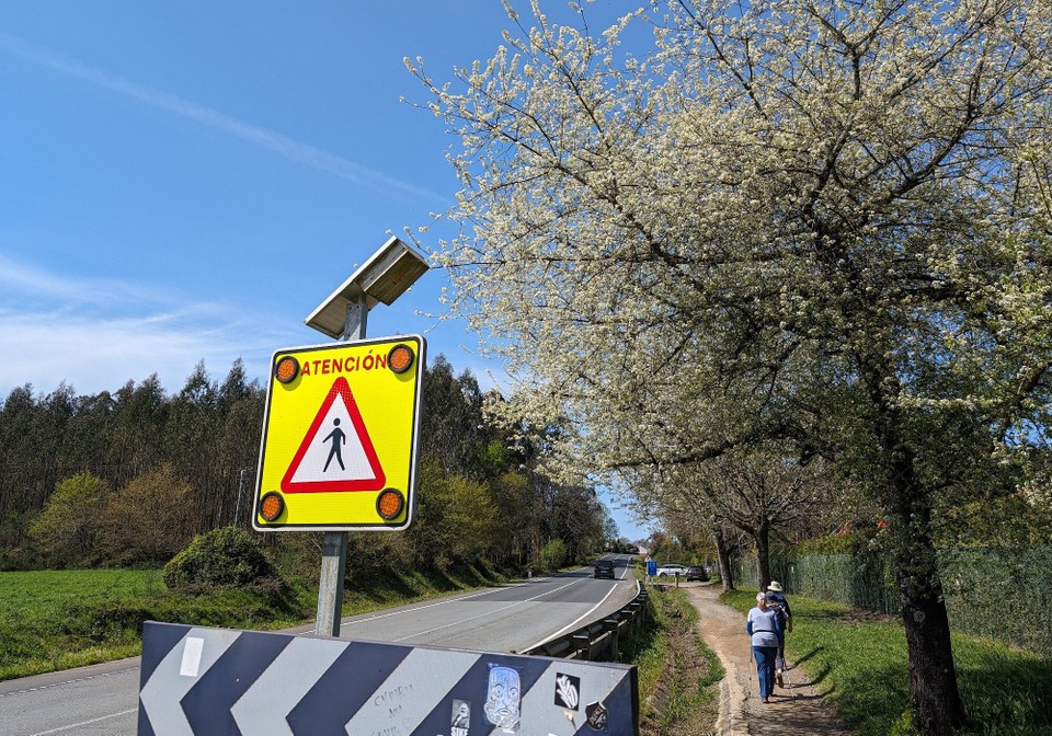 Spanien - Arzúa - Hier werden auch die Autofahrer vor frei laufenden Pilgern gewarnt.