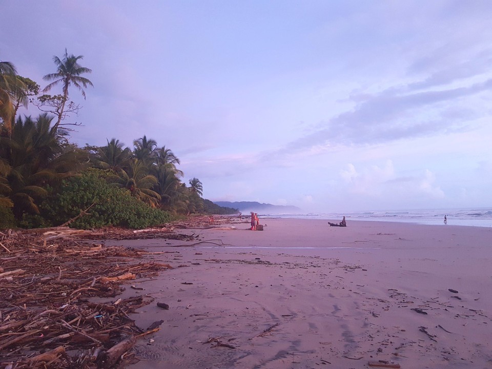 Costa Rica - Santa Teresa - Playa Hermosa nach Sonnenuntergang, unser Homebeach 3min zu Fuss vom Camp