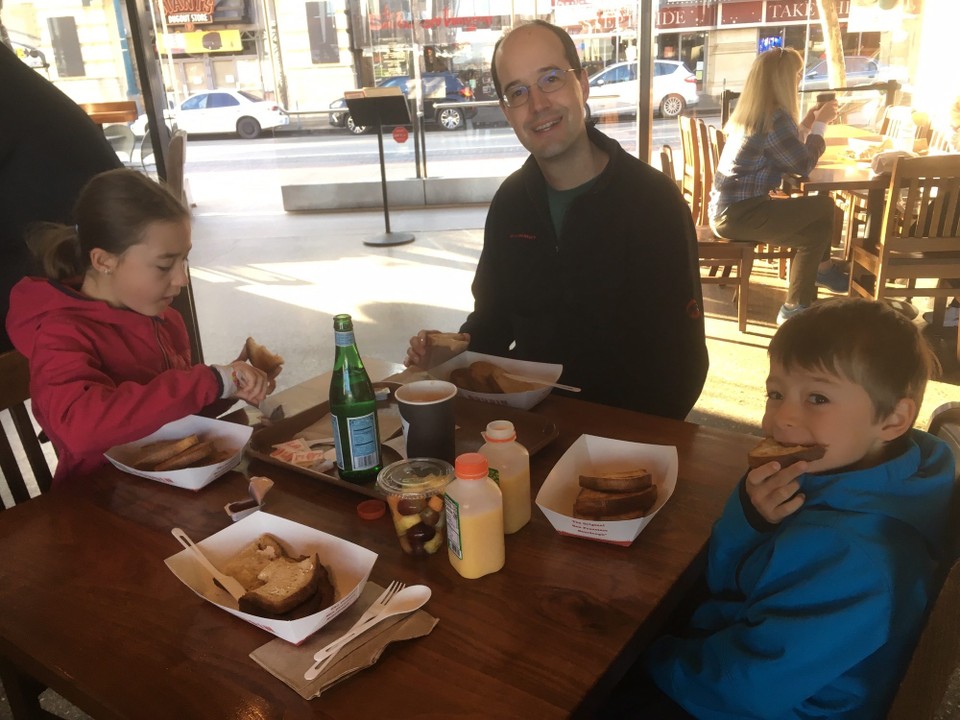 Vereinigte Staaten - San Francisco - Zum Frühstück gibt es sehr feines Brot mit Konfi im Boudin. 