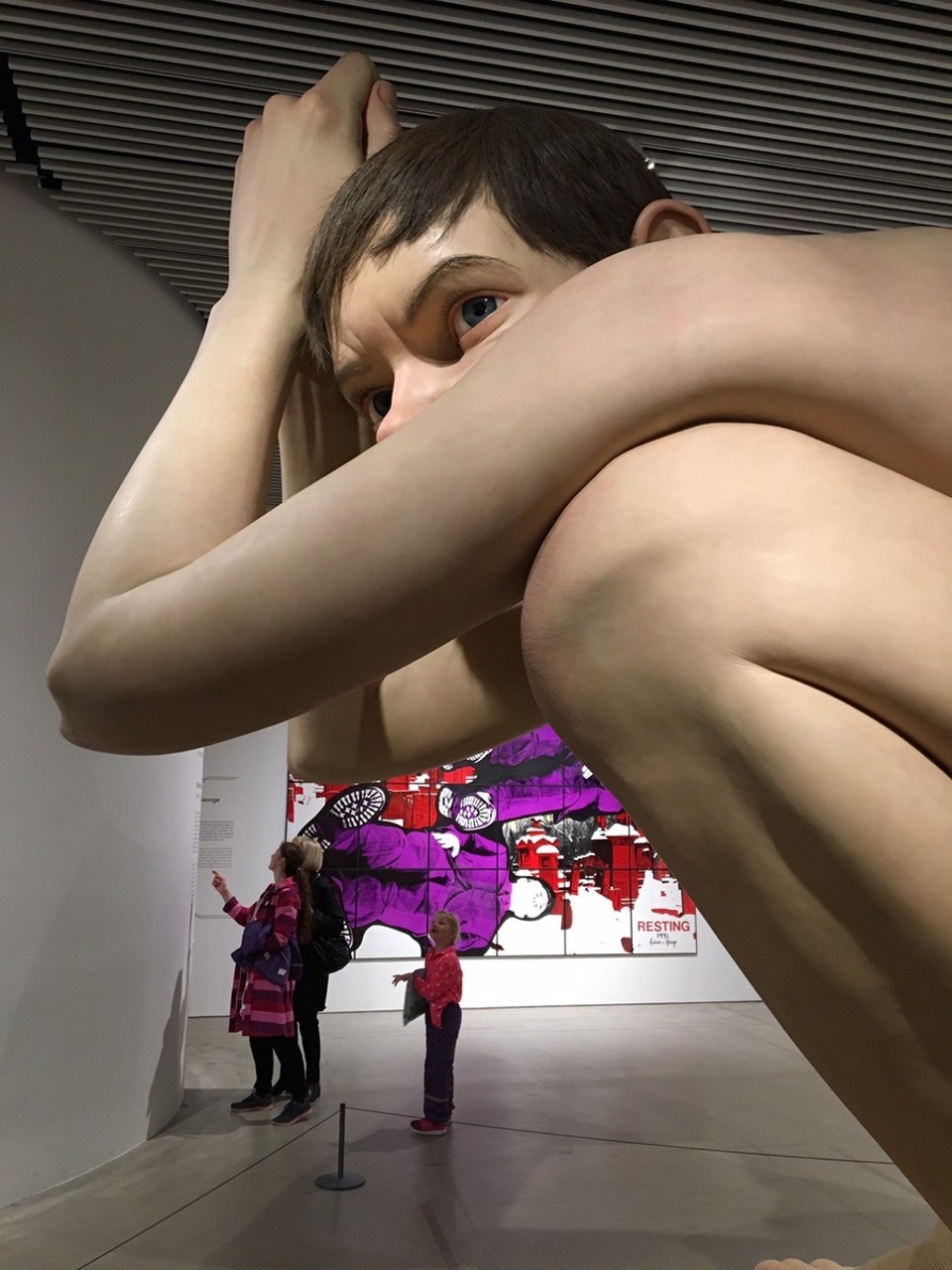  - Dänemark, Århus - Boy in engen Grenzen, Bjørn Nørgaards Hesteofringen (Pferdeopfer) neu inszeniert und ein Lamborghini, der zerkratzt werden darf. Eine neue Sammelausstellung bei ARoS lenkt den Blick auf die Gegenwart und fordert unsere Gedanken zu Europa heraus.