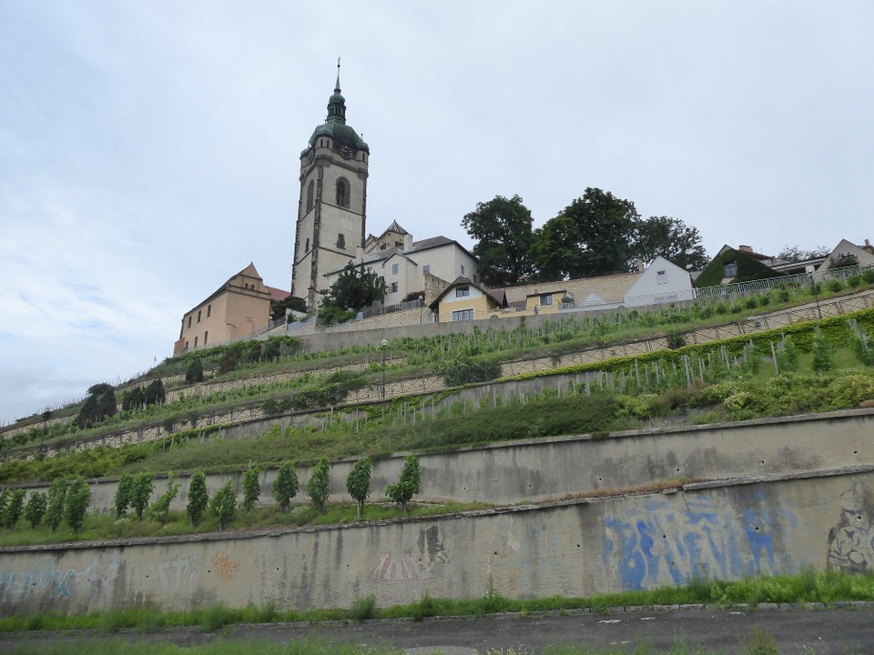 Tschechien - Prag - Der Blick zurück. Bergab ging ganz gut, weil ich mir einen anderen Weg gesucht habe. Man muss sich zu helfen wissen. Den Tag schiebend zu beginnen, fand ich eine schlechte Option.