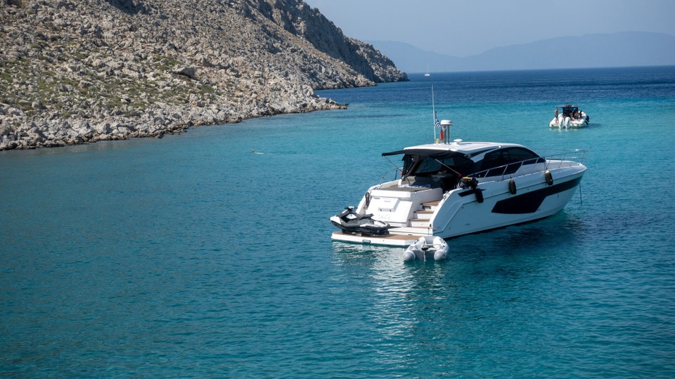 Griechenland - Symi - Praktisch, diese kleinen Mittelklasse Motorjachten mit Jetski hinten drauf.