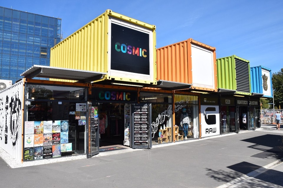 Neuseeland - Christchurch - Re:START Mall - da die Mall in der Innenstadt zerstört wurde, wurde diese Ersatz-Mall aus Schiffscontainern aufgebaut. Ursprünglich als zeitlich begrenztes Projekt angedacht, erfreut sie sich so großer Beliebtheit, dass die Geschäfte dort bleiben werden! Uns hat die Atmosphäre dort auch sehr gut gefallen!