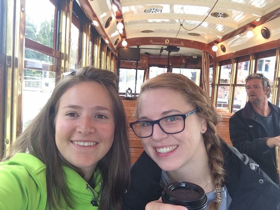 New Zealand - Christchurch - Jasmin und ich auf Entdeckungsreise in der Straßenbahn von Christchurch 