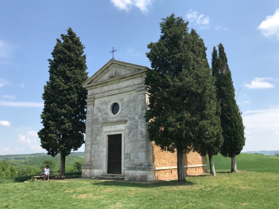 Italien - San Quirico d'Orcia - Die Kapelle wird nicht besonders ausgeschildert, aber in den Reiseführern und Blogs von jedem gesucht. Wir haben sie zufällig direkt gefunden, da uns bei einem Stopp ein Engländer angesprochen hat