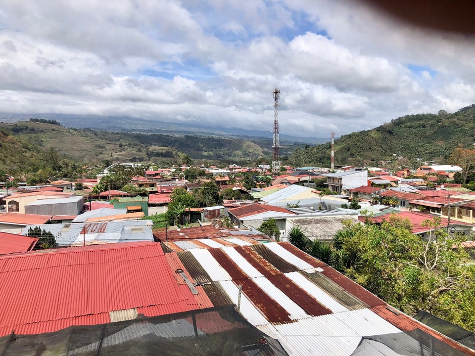 Costa Rica - San José - Nach etwa 1,5std sind wir angekommen. Die Landschaft ist mega schön! Mit dem Auto fahren wir um den See Lake Cachí. Ein paar mal halten wir und schauen uns die Landschaft an.