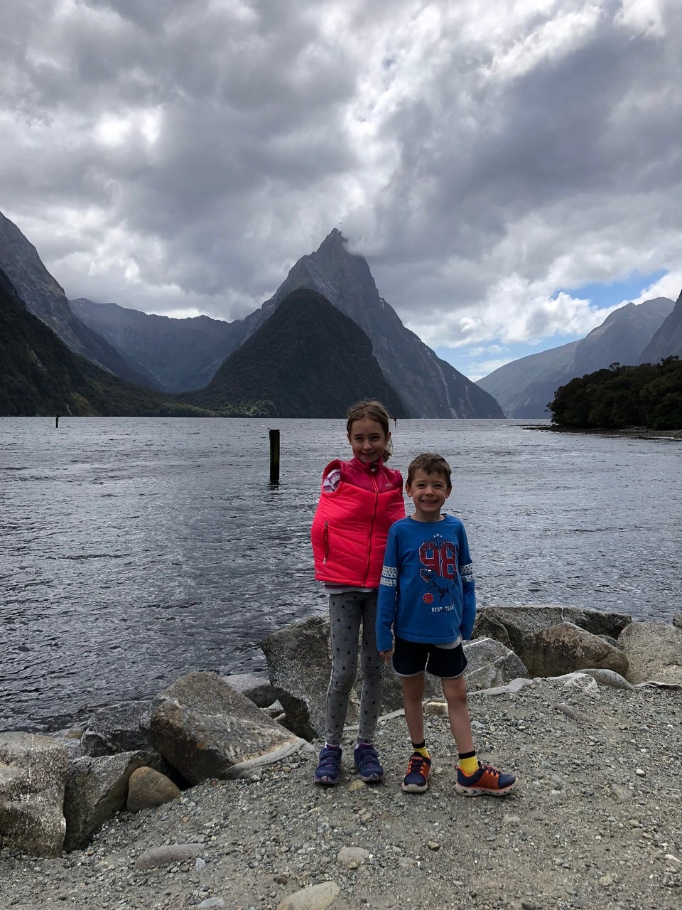 Neuseeland - Milford Sound - Im Milford Sound angekommen, müssen wir noch auf die Ankunft unseres Schiffs (Fjordland Jewel) warten.
Hier Lara und Nicolas vor dem Mitre Peak.