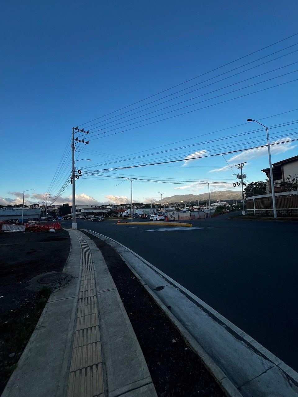 México - Venustiano Carranza - Afangs Wuche bini nach de Schuel no chli dur d‘Stadt gspaziert. Es regnet endlich nüm jede Tag und mer chan wider use ohni Regeschirm. Nach 2 mönet fühlt sich das sho fast echli komish ah