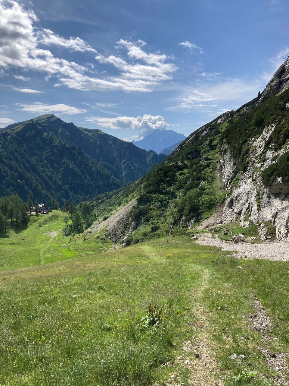 Italien - Rocca Pietore - Bergab entlang der Skipiste, immer in Sicht die Civetta 