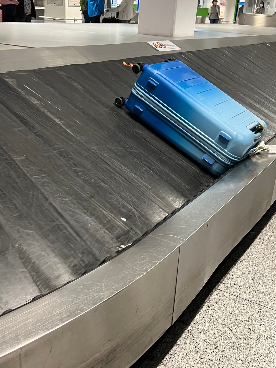 Deutschland - Frankfurt am Main - Während ich gefühlt seit einer Stunde auf mein Gepäck warte, kommt dieser häßliche blaue Koffer mindestens zum 10. mal vorbei.