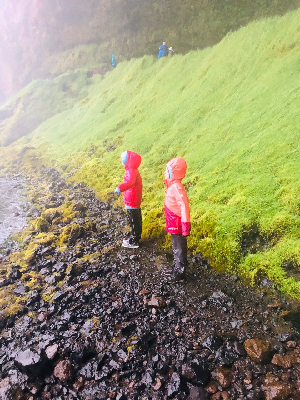 Island - Rangárþing eystra - Man kann es nicht sehr gut erkennen… aber die Kids nehmen hier gerade eine feine Dusche…😂😀