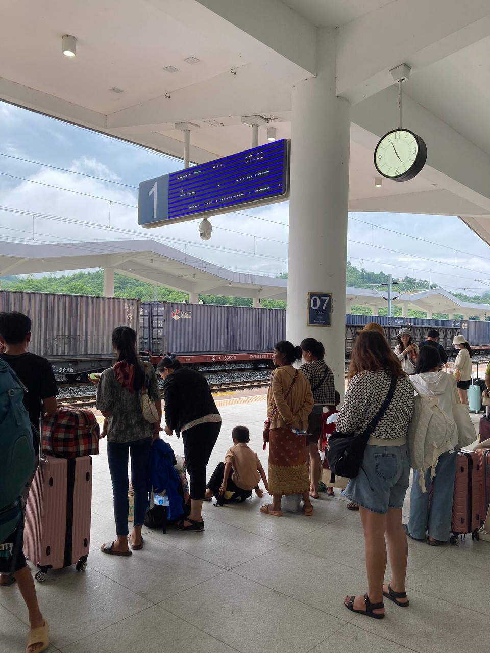 Laos - Vang Vieng - Im Bereich des Zugabteils auf dem Tucket muss gewartet werden