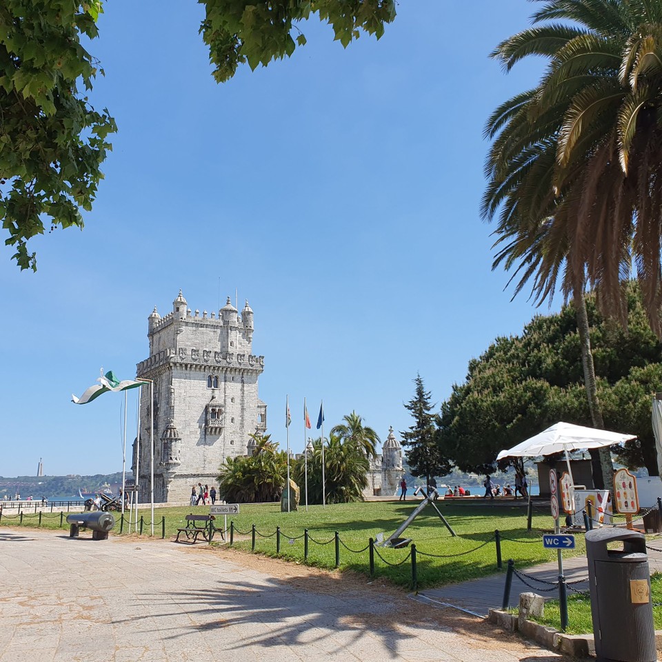 Portugal - Lissabon - Nicht weit entfernt steht der Torre de Belém. Die Festung diente in ihrer langen Historie als Gefängnis, Waffenlager und Leuchtturm.