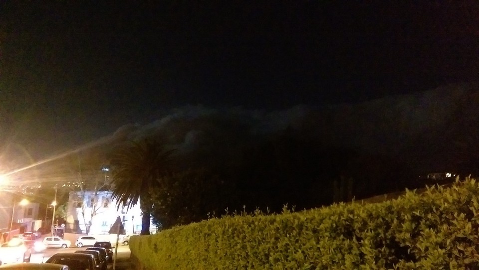 Südafrika - Cape Town - Interessant, wie sich in der Nacht die Wolkendecke über den Table Mountain wie ein Kondom überzieht......