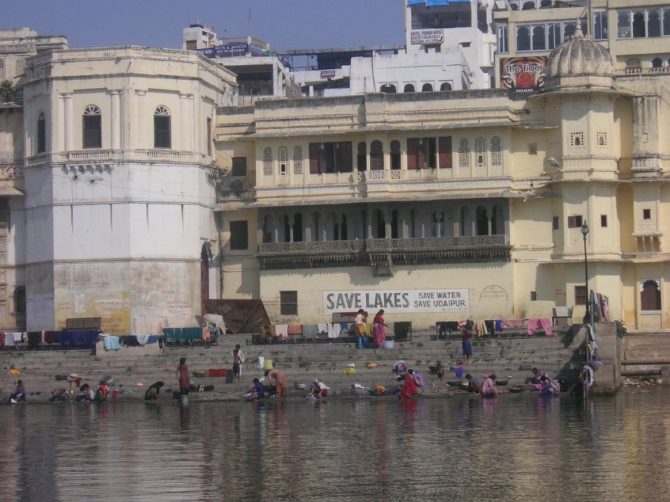 Indien - Udaipur - Frauen waschen ihre Wäsche