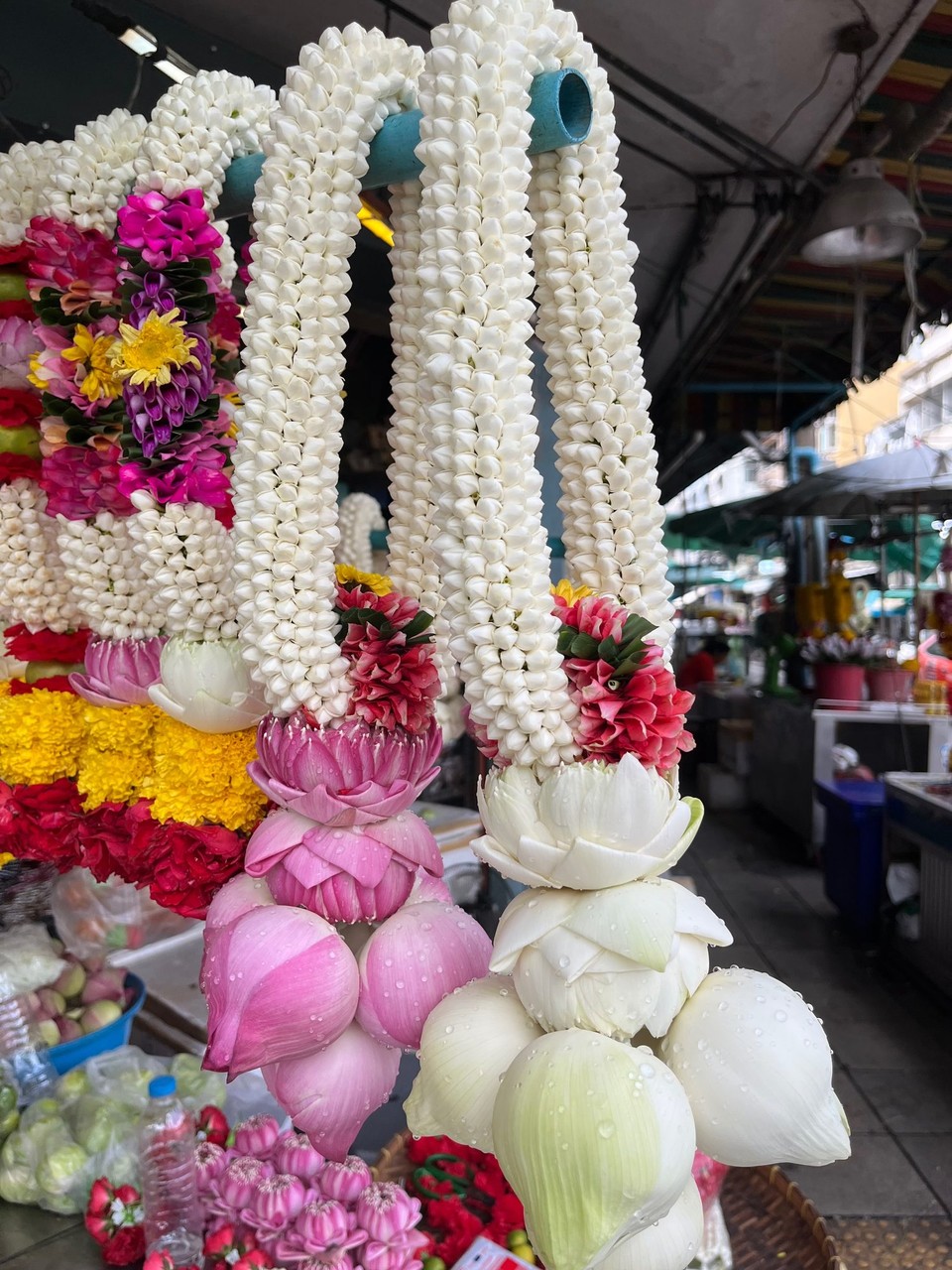 Thailand - Bangkok - Diese wunderschönen Opfergaben gibt es an jeder Ecke zu kaufen.