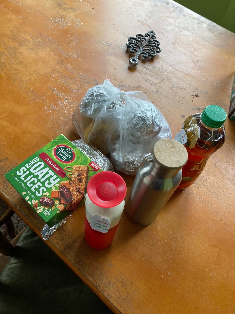 Neuseeland - Tokomaru Bay - Brötchen geschmiert, Tee und Wasser aufgefüllt und ab mit dem Auto dem Regenwetter entfliehen 🤪 also vielleicht 😅
Unser Sonntagsausflug führt uns heute nach Te Puia Springs.