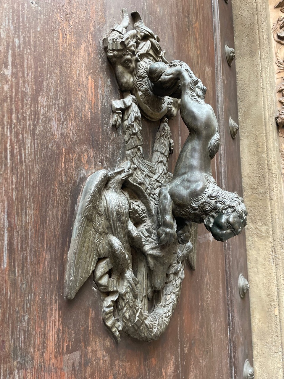 Italien - Bologna - Grosse Türklopfer auf dicken Toren