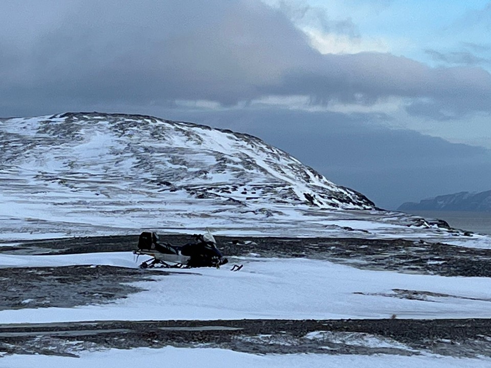 Norwegen - Samuelsberg - … ja, die stehen einfach so rum & sind gut getarnt, die Schneemobile. 