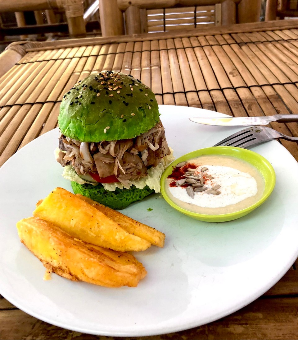 Indonesien - Kabupaten Lombok Utara - Burger mit Jackfruit (statt Fleisch) 🍔