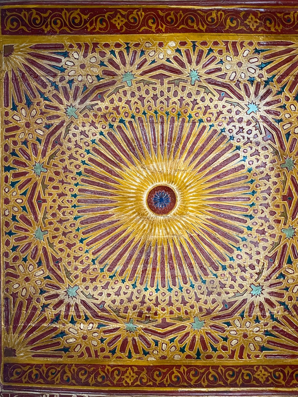 Marokko - Marrakech Médina - Die Decke über unserer Sofalounge-Nische. Über 5 Wochen wurden die Decken in der Suite von 2 Künstlern restauriert.