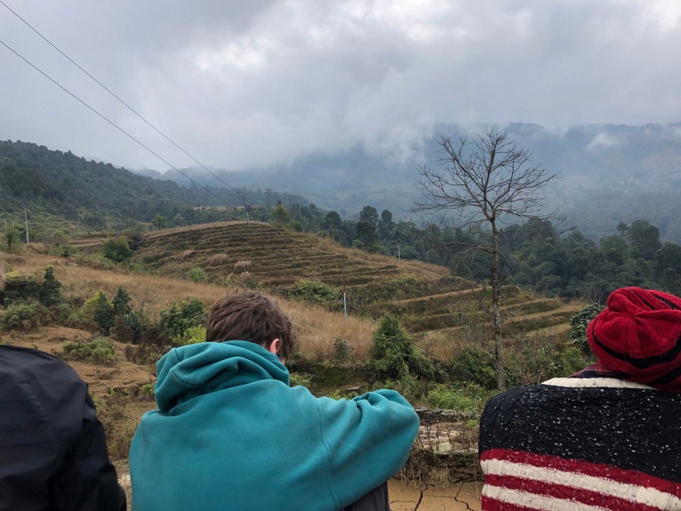 Nepal - Panchase - Die Rücken der drei Anderen 