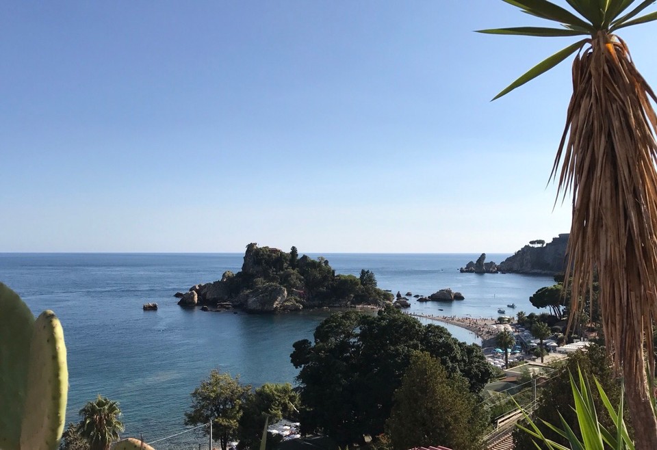 Italien - Taormina - Von oben sieht es gar nicht so weit aus, wenn man einmal die Insel umschwimmt.