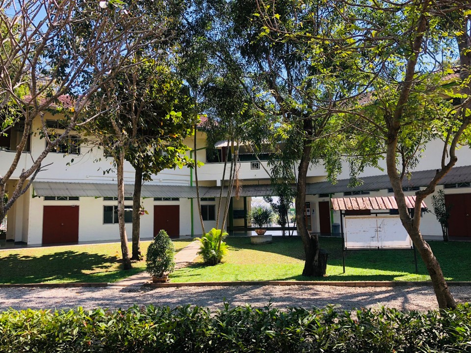Thailand - Tambon Tha Wang Tan - Der Blick aus der Mensa auf das A Gebäude. 🏫
In der Mitte befindet sich das Atrium.
