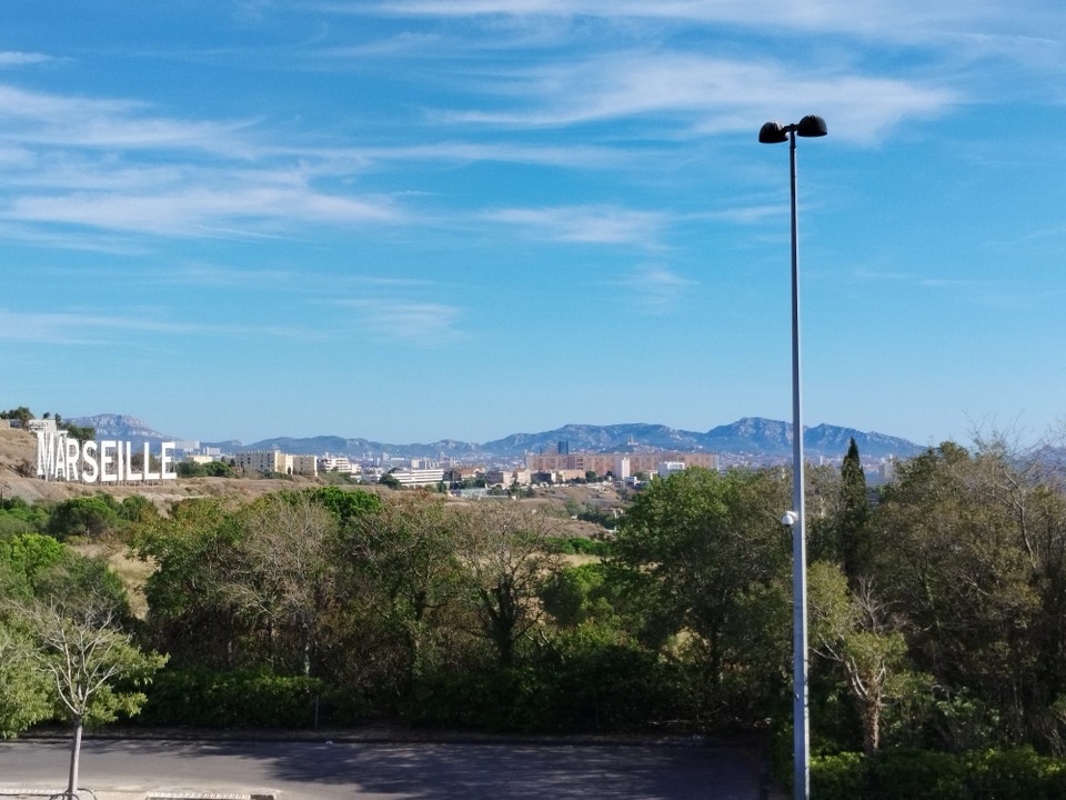 Frankreich - Marseille - Hier ist links im Bild sogar der Name am Berg, so wie in Hollywood 🤣