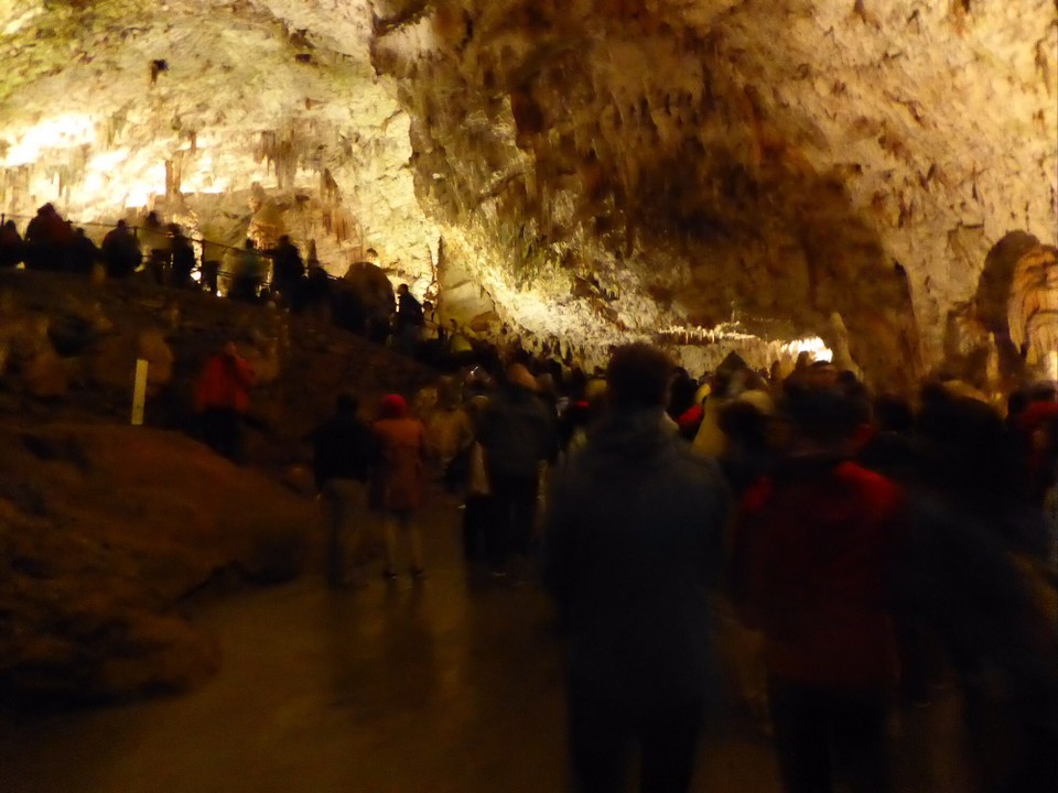 Slowenien - Vipava - Menschenmassen in der Höhle (die verteilen sich aber sehr gut!)