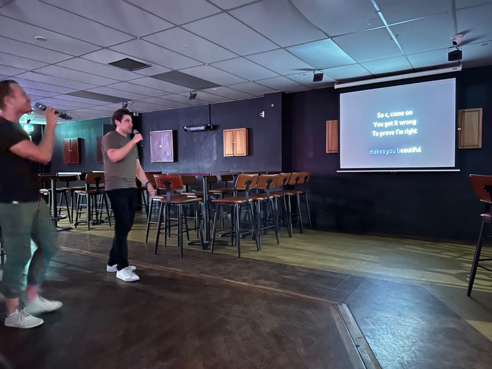 Neuseeland - Rotorua - Um 21h ging’s zurück und wir hatten Abschluss in einer Karaoke Bar