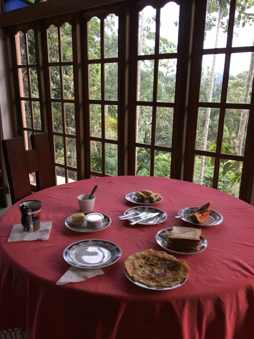 Sri Lanka -  - Nachdem ich die Tierwelt Sri Lankas quasi im Schlaf erkundet habe, ging es wieder sehr früh raus zum nächsten Ziel an der Südküste. Entspannung steht auf dem Programm. Zuvor jedoch ein ausgiebiges Frühstück.