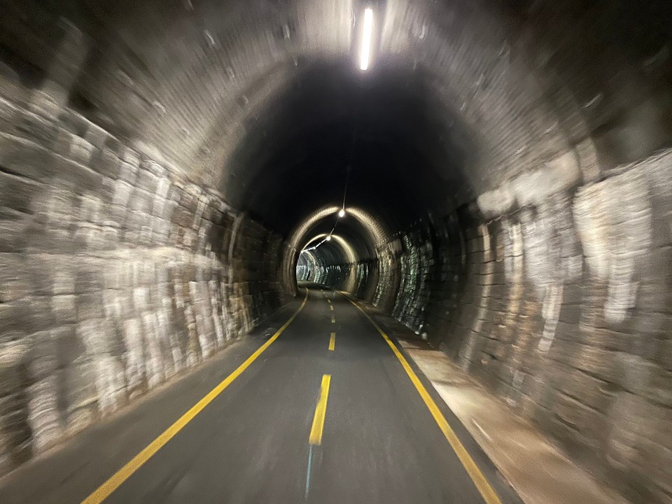 Italien - Chiusaforte - Aus der Weinstraße noch berichtet, dass ich meinen ersten Fahrradtunnel hinter mir habe. Am Alpe-Adria-Radweg reiht sich ein Tunnel an den nächsten. Und z.T. richtig lange Tunnel; bis zu ca. 650 Meter.