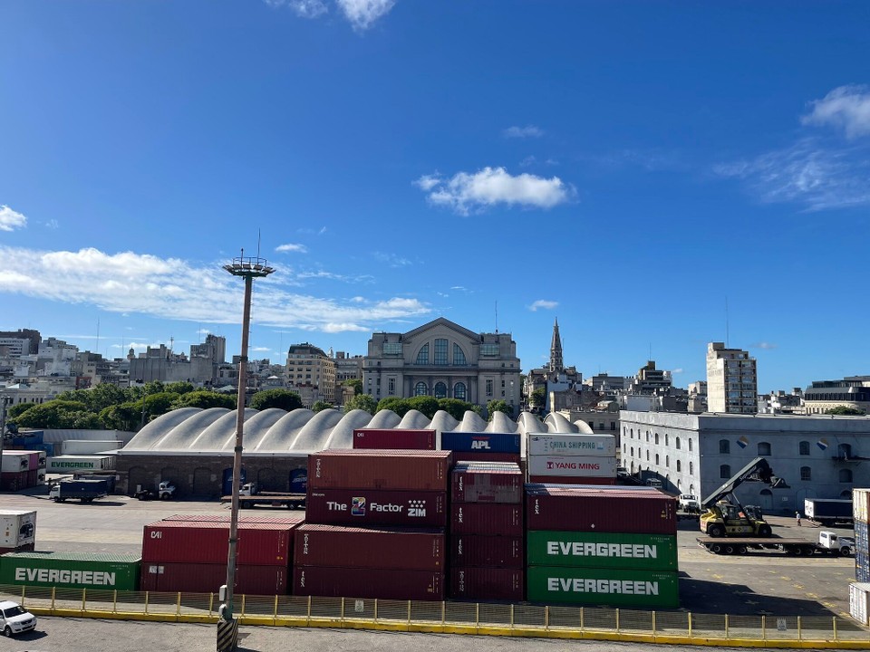 Uruguay - Montevideo - Markt, gerade gegenüber dem Schiff