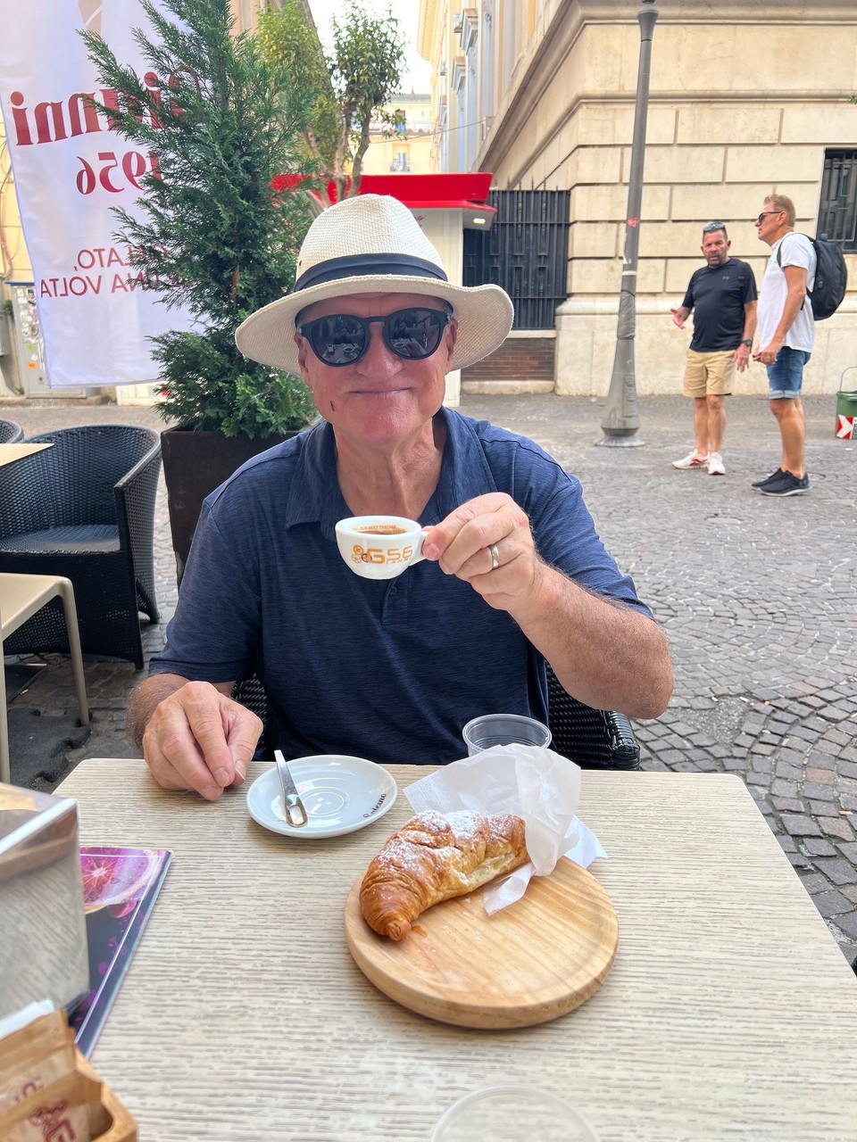 Italien - Salerno - Doch zuvor stärken wir uns mit einem feinen echt italienischen Caffè☕️😋Dazu ein Cornetto🥐😋