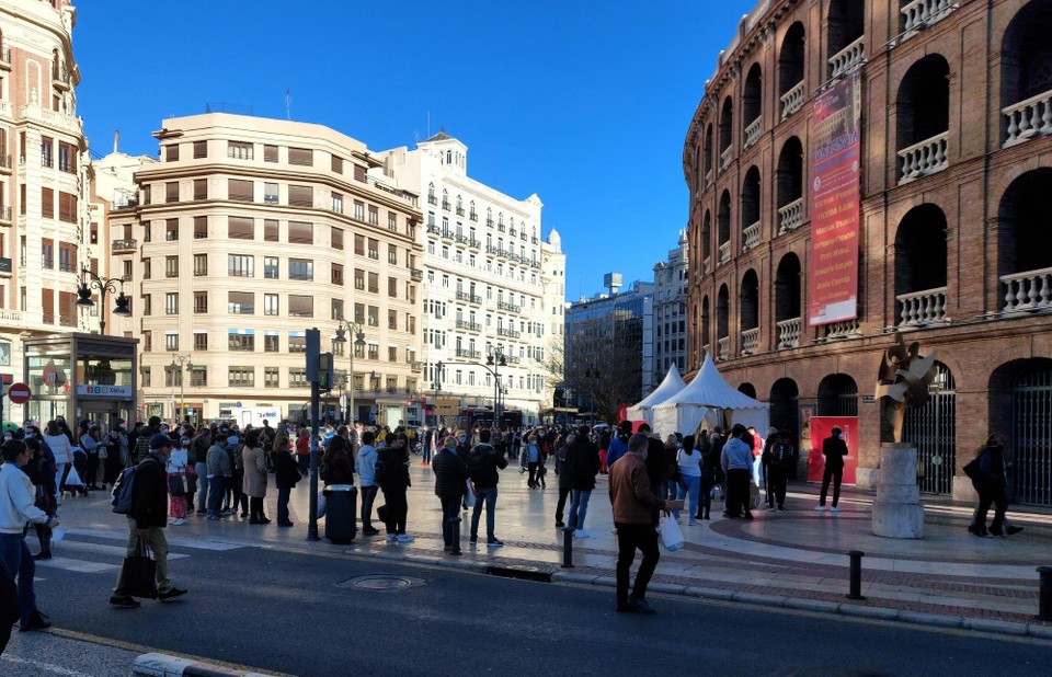 Spanien - Valencia - Langes Anstehen für ein "Corona"-Piks