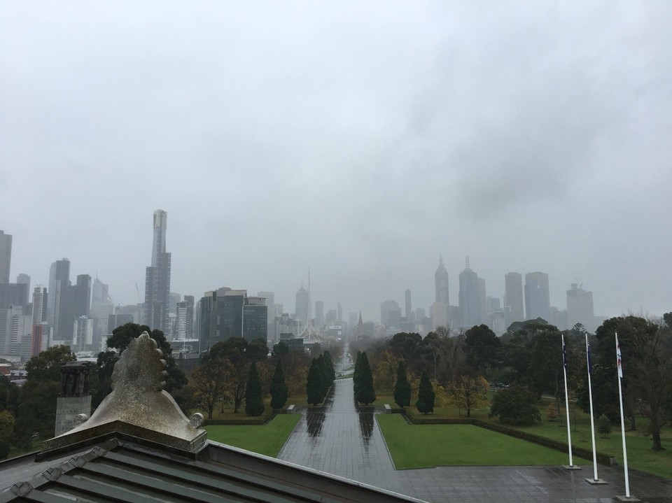 Australien - Melbourne - Das ist Melbourne - etwas vernebelt aber trotzdem kann man etwas von den Umrissen der Stadt erkennen