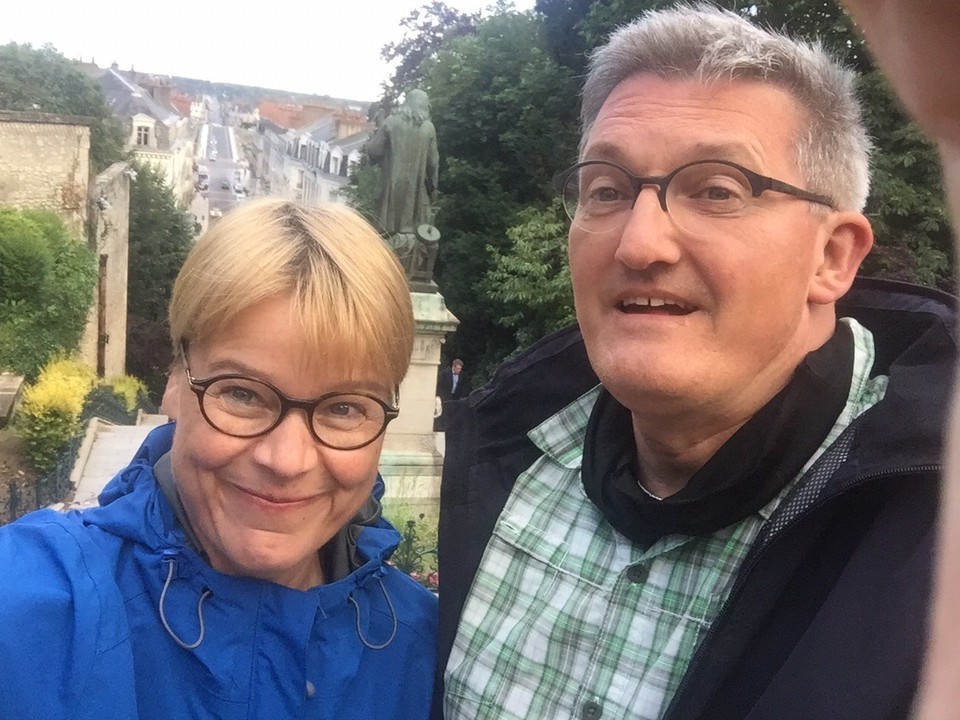 Frankreich - Blois - Prinzip der farbigen Treppenstufen verstanden. Man muss schon hier hin kommen. Wir verraten nix. 😂