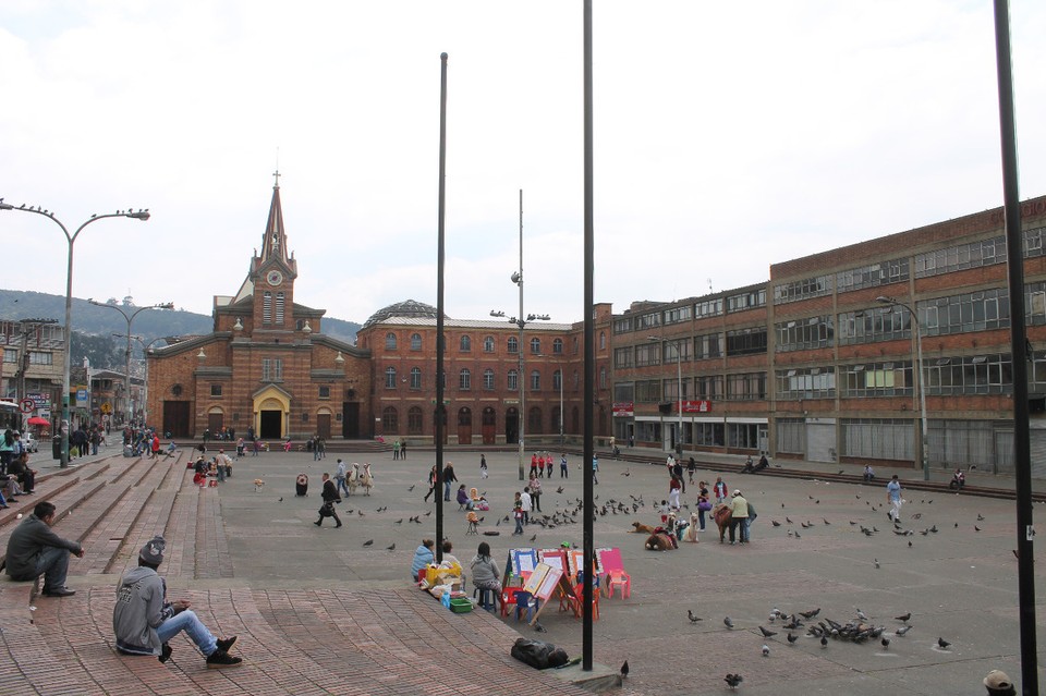 Colombia - Bogotá - Kirche Santuario del Divino Niño del 20 de Julio mit Vorplatz und Lamas zum Reiten bzw. Fotos machen.