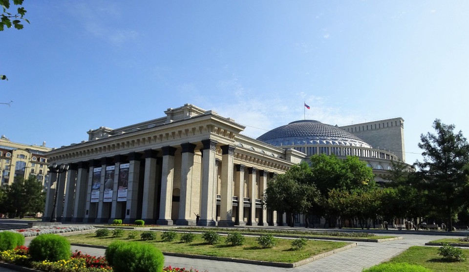 Russia - Novosibirsk - Novosibirsk Theatre - I'm in this for scale