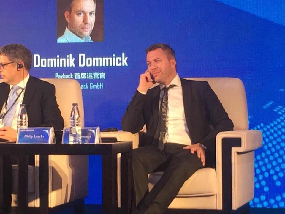  - China, Hangzhou, Sino-German Digital Leadership Summit 2016 -  Selbst-Vorstellung eines chinesischen Panelisten: 10 Minuten ;-)