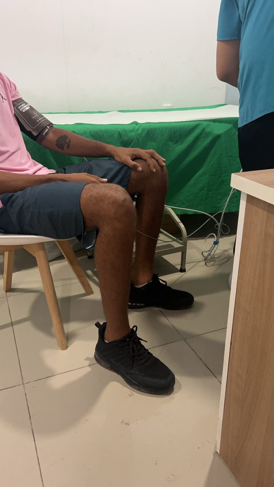 Costa Rica - Talamanca - Am fritig bini denn s‘erst mal im Spital glandet aber nit wege mir sondern weg dem Tourguide nachdem er s‘ganze Badzimmer verbluetet het well er so vill Bluet im Urin gha het und fast ohnmächtig worde ish aber nit gwüsst het was passiert ish. Bluet & urinprobe hend aber nüt uffälligs zeigt…