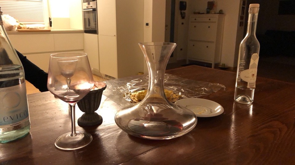 Italien - Vigasio - Grappa, Kuchen und Wein. Na gut Wein ist leer.