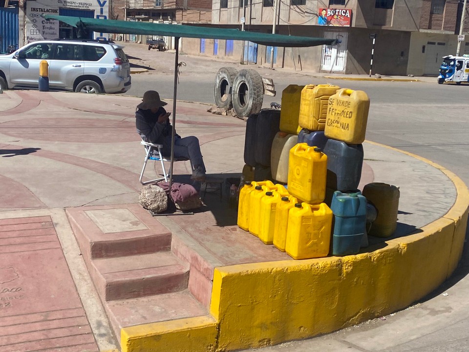 Peru -  - Tankstelle in Juliaca - es gibt viel Schmuggel hier