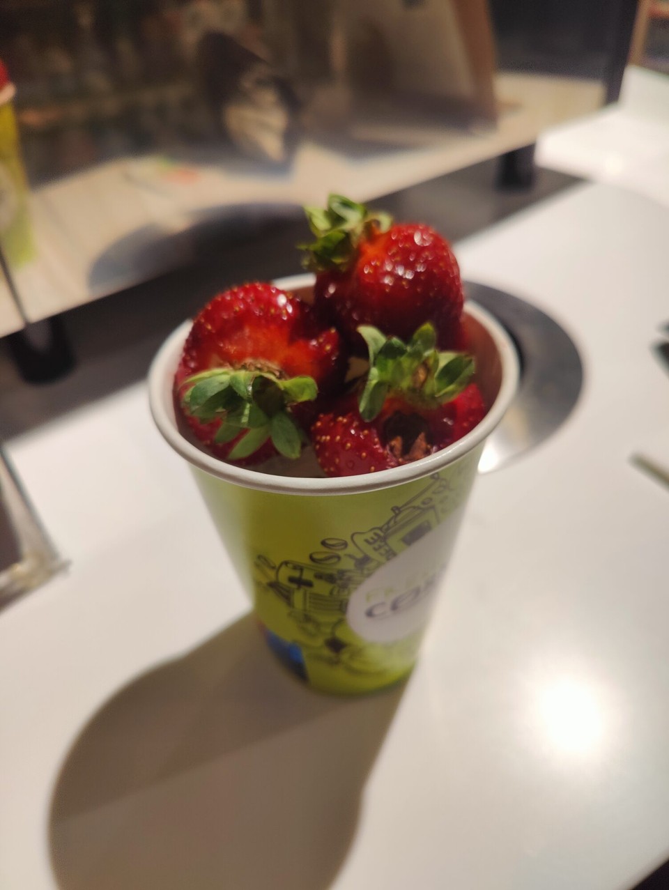 Ungarn - Vecsés - Süße Erdbeeren von den freundlichen Mädels 🥰
