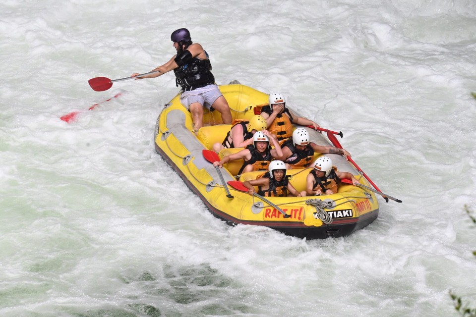 Neuseeland - Rotorua - Manche im Boot haben den Wasserfall nicht so gut überstanden… der Chinese hinter mir wurde mit einem blauen/ blutendem Auge ins Krankenhaus gebracht 🙈