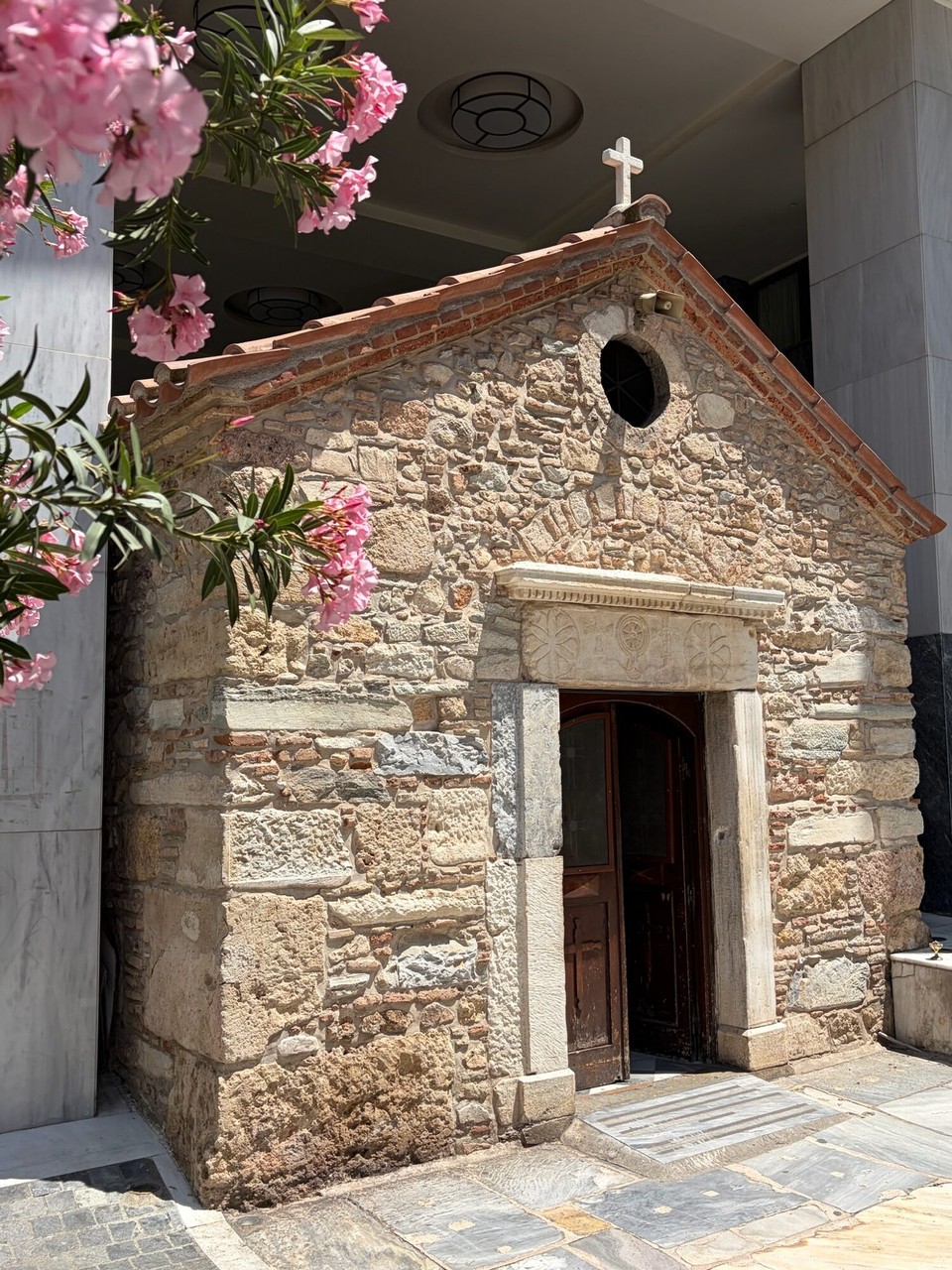 Griechenland - Athen - Mitten in der Stadt stand dann die Kirche der heiligen Kraft. Statt sie abzureißen, wurde das Hochhaus einfach um sie herum gebaut.